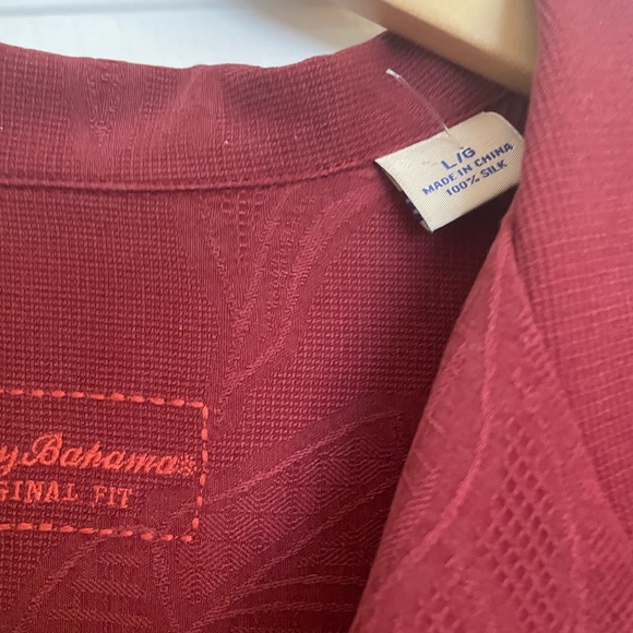 Men’s Tommy Bahama short sleeved shirt. Size Large. Maroon with pattern - Picture 2 of 6